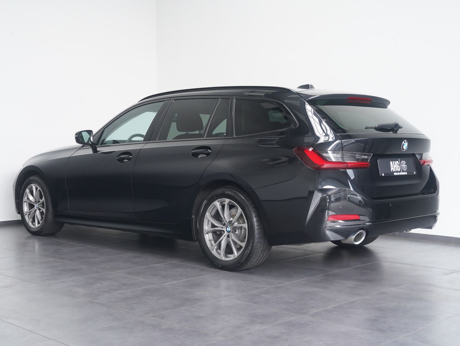 Fahrzeugabbildung BMW 320 d xDrive Touring LCI/CURVED/AHK