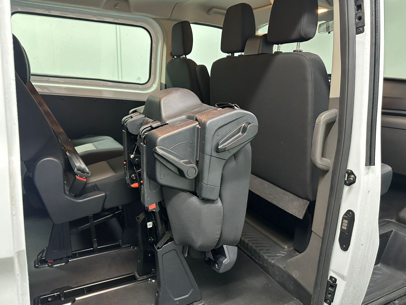 Fahrzeugabbildung Ford Transit Custom 320 L1H1  - 9Sitze*KLIMA