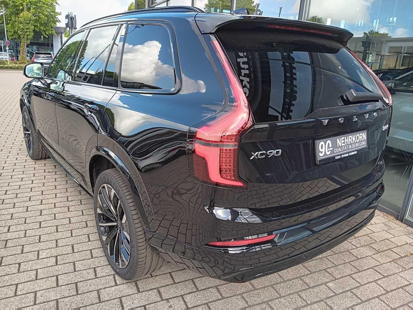 Fahrzeugabbildung Volvo XC90 T8 AWD Plug-in Hybrid Plus Dark