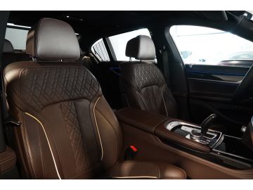 BMW 750 - 12