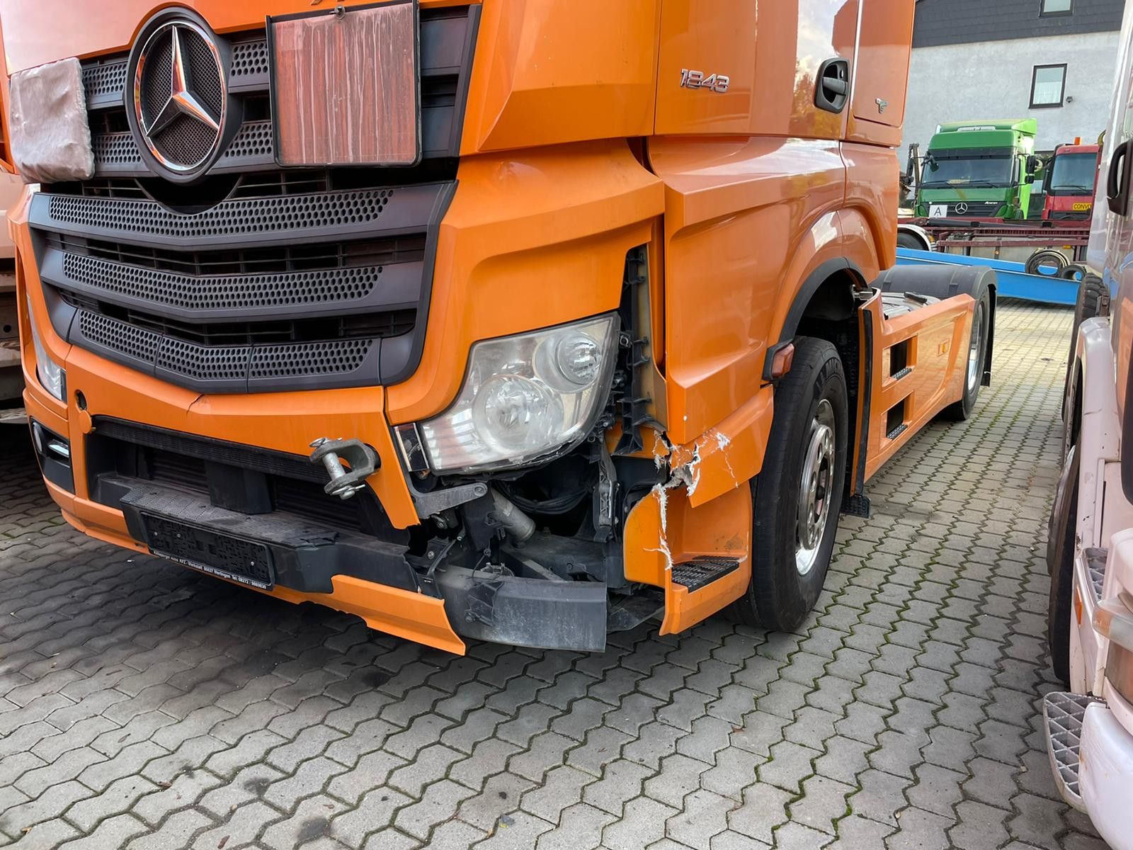 Fahrzeugabbildung Mercedes-Benz Actros 1843 / AC/ / Kipphyr./ Motorschaden /