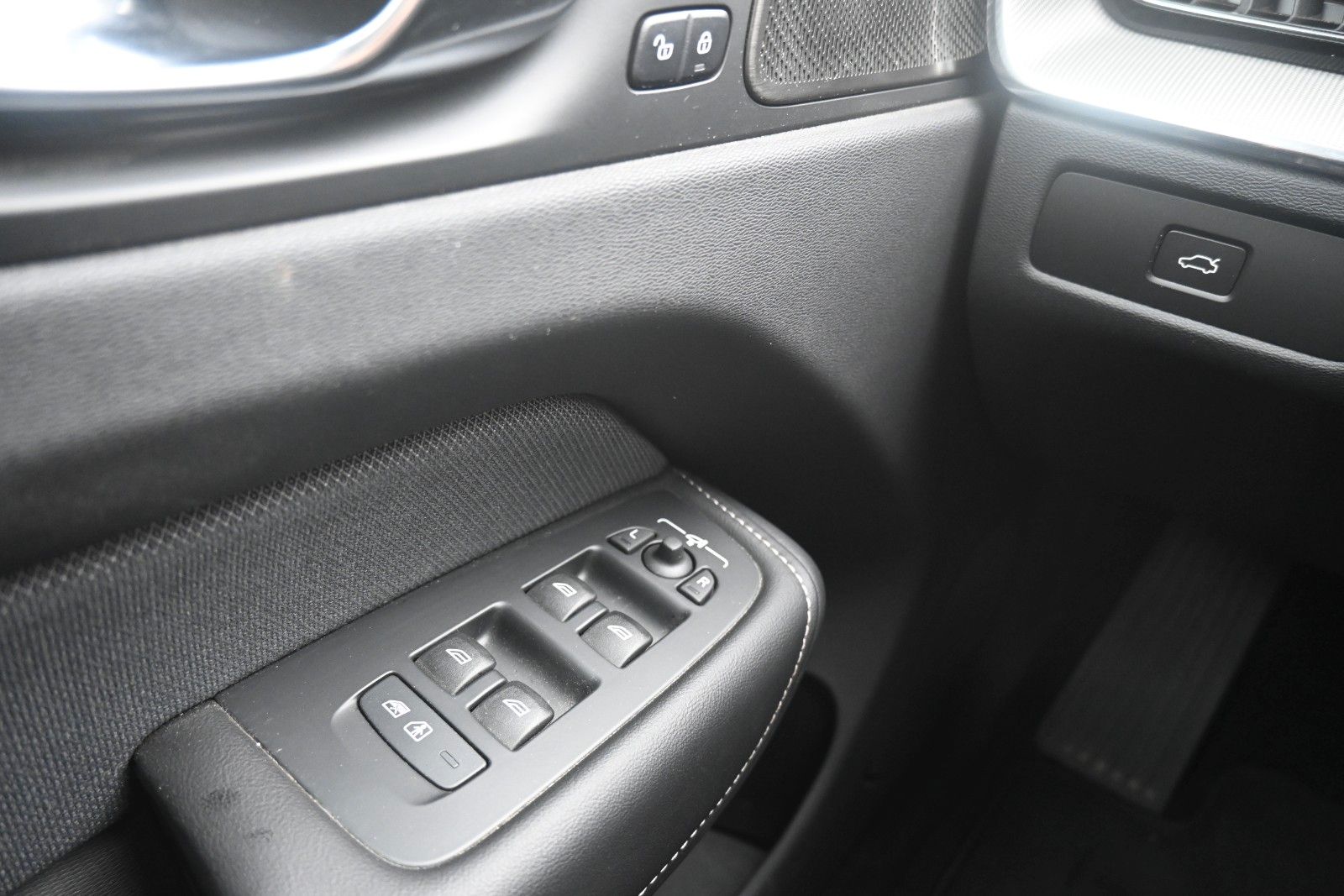 Fahrzeugabbildung Volvo XC60 B5 AWD Ultra Dark*PANO*LUFT*360°*ACC*AHK