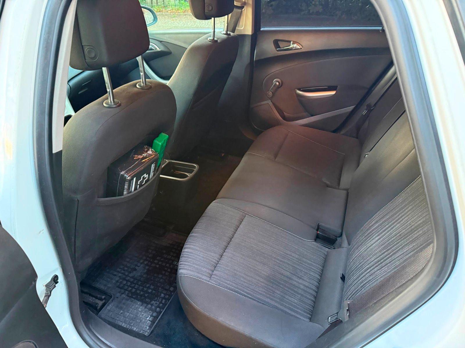 Opel Astra 2010 — photo 11