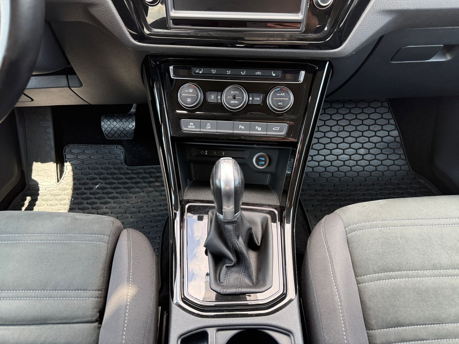Fahrzeugabbildung Volkswagen Touran 1.4 TSI Highline R-LINE KAMERA ACC