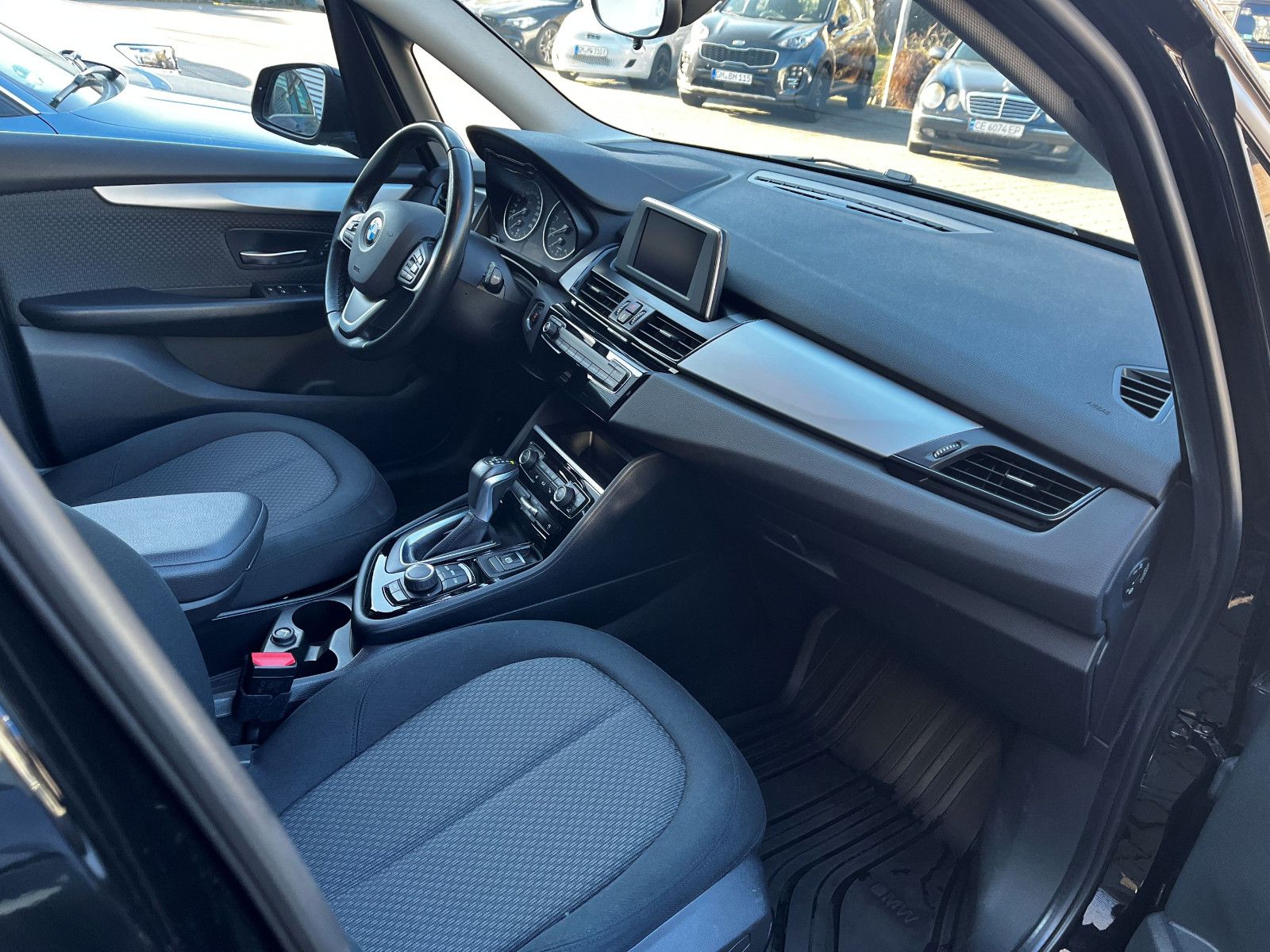 Fahrzeugabbildung BMW 218i Active Tourer PDC SHZ LM UVM