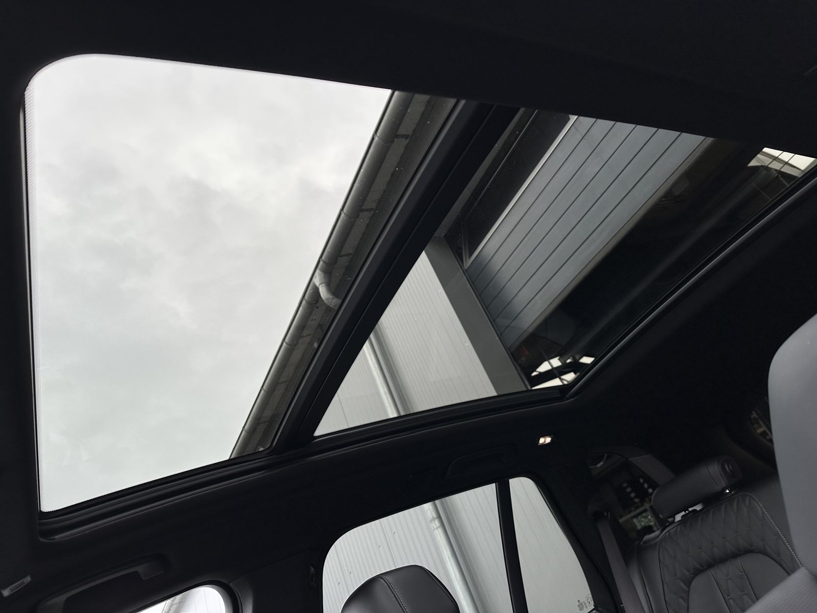 Fahrzeugabbildung BMW X5 M50i NAV+LASER+ACC+HEAD-UP+PANO+22ZO+360°+H&K