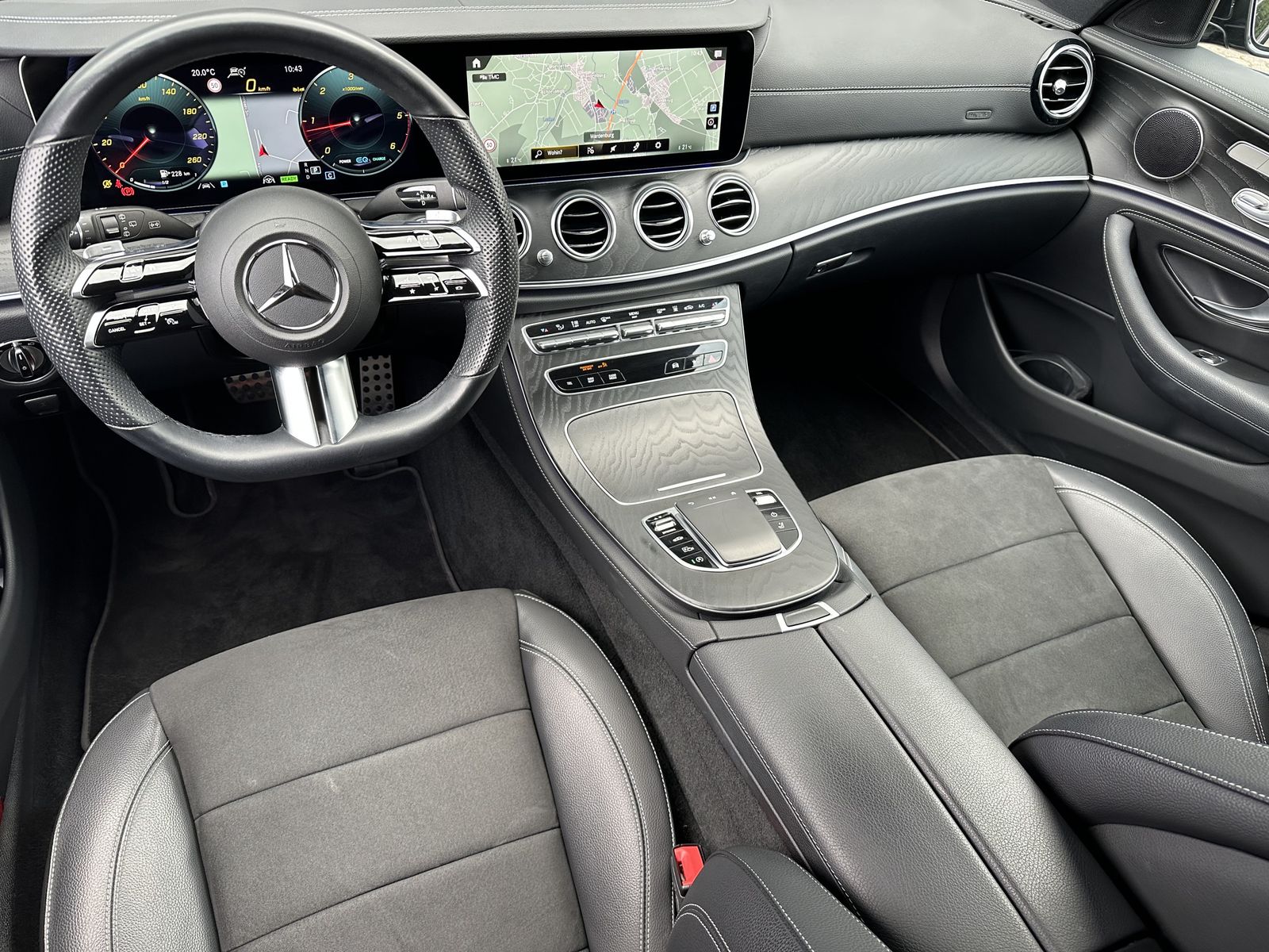 Fahrzeugabbildung Mercedes-Benz E 300d 4M T AMG-Line NAV+LED+360°+WIDESCREEN+ACC