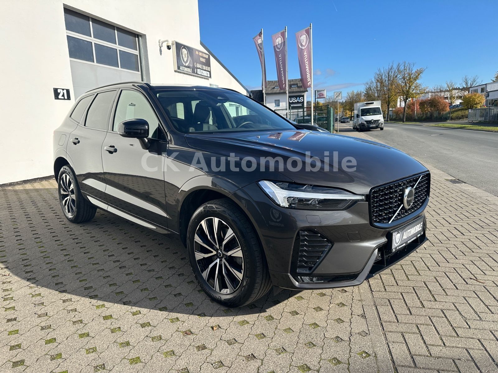 Fahrzeugabbildung Volvo XC60 B4 PlusDark AWD/BLIS/Leder/Pano/LED/360°Kam