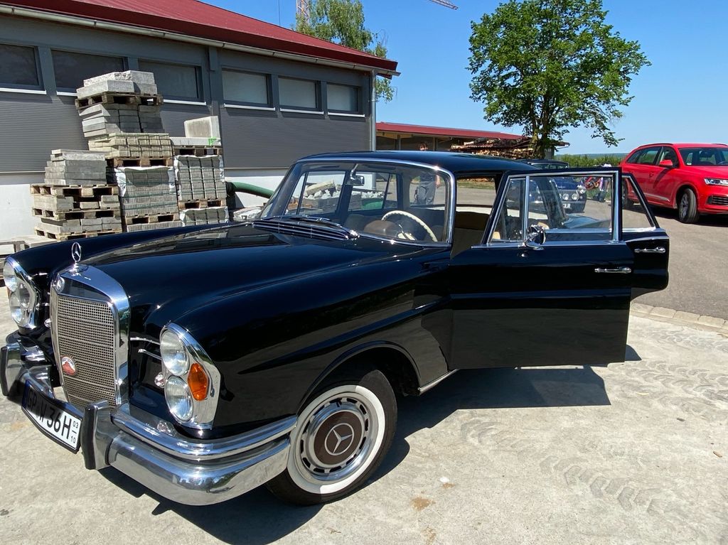 Mercedes-Benz 220