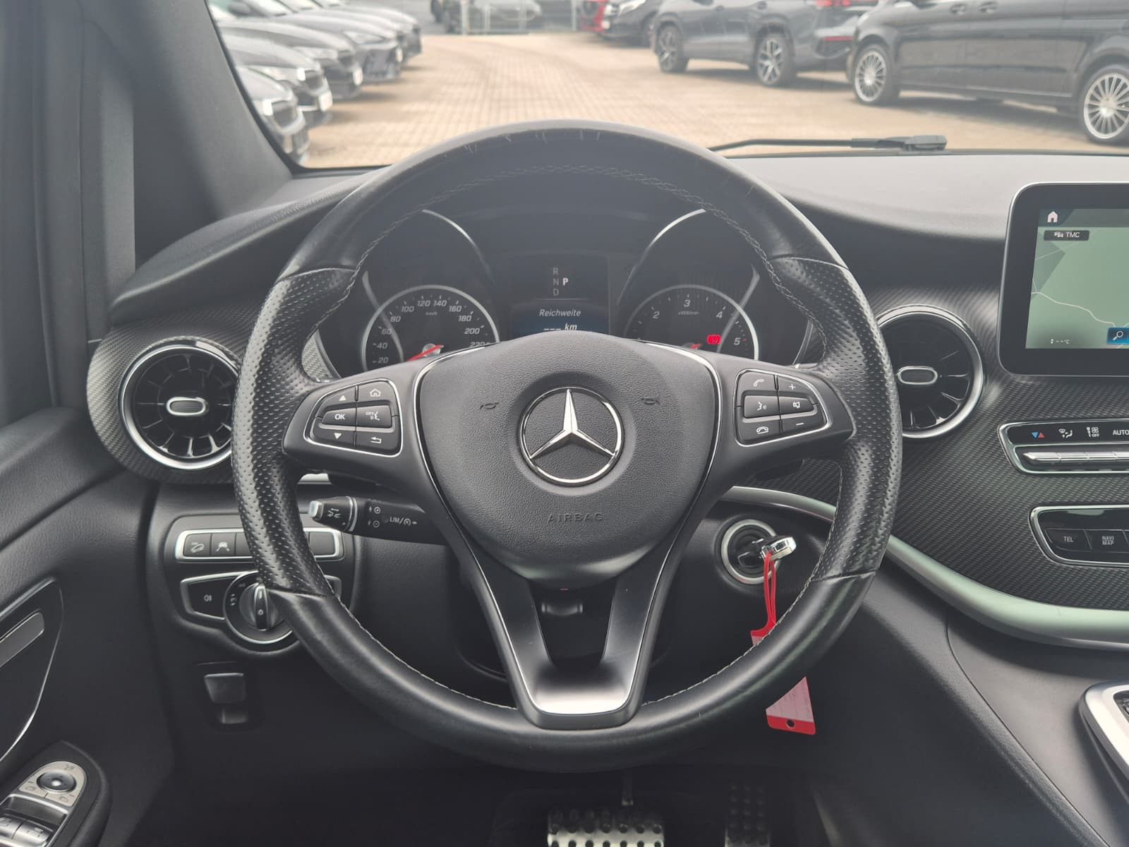 Fahrzeugabbildung Mercedes-Benz V 300 d 4MATIC lang AMG PANO*Mittelkonsole*AHK