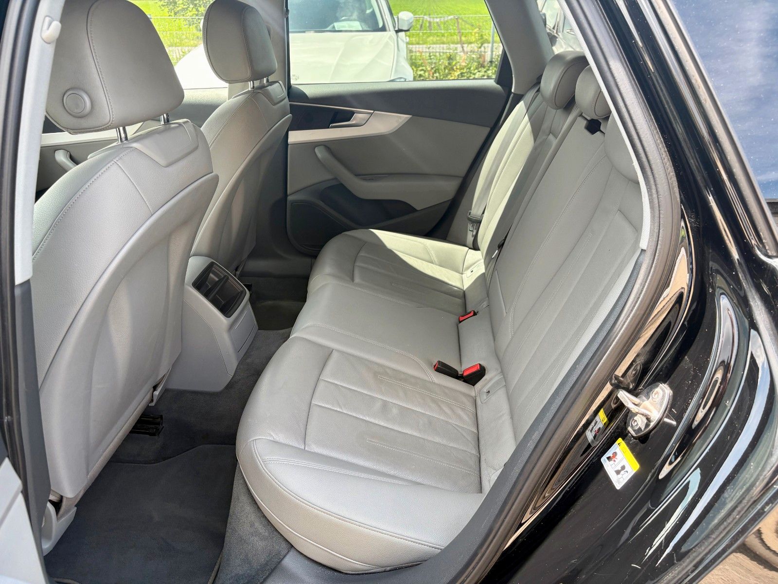 Fahrzeugabbildung Audi A4 2.0 TDI quattro Aut Navi Leder Xenon AHK SPOR