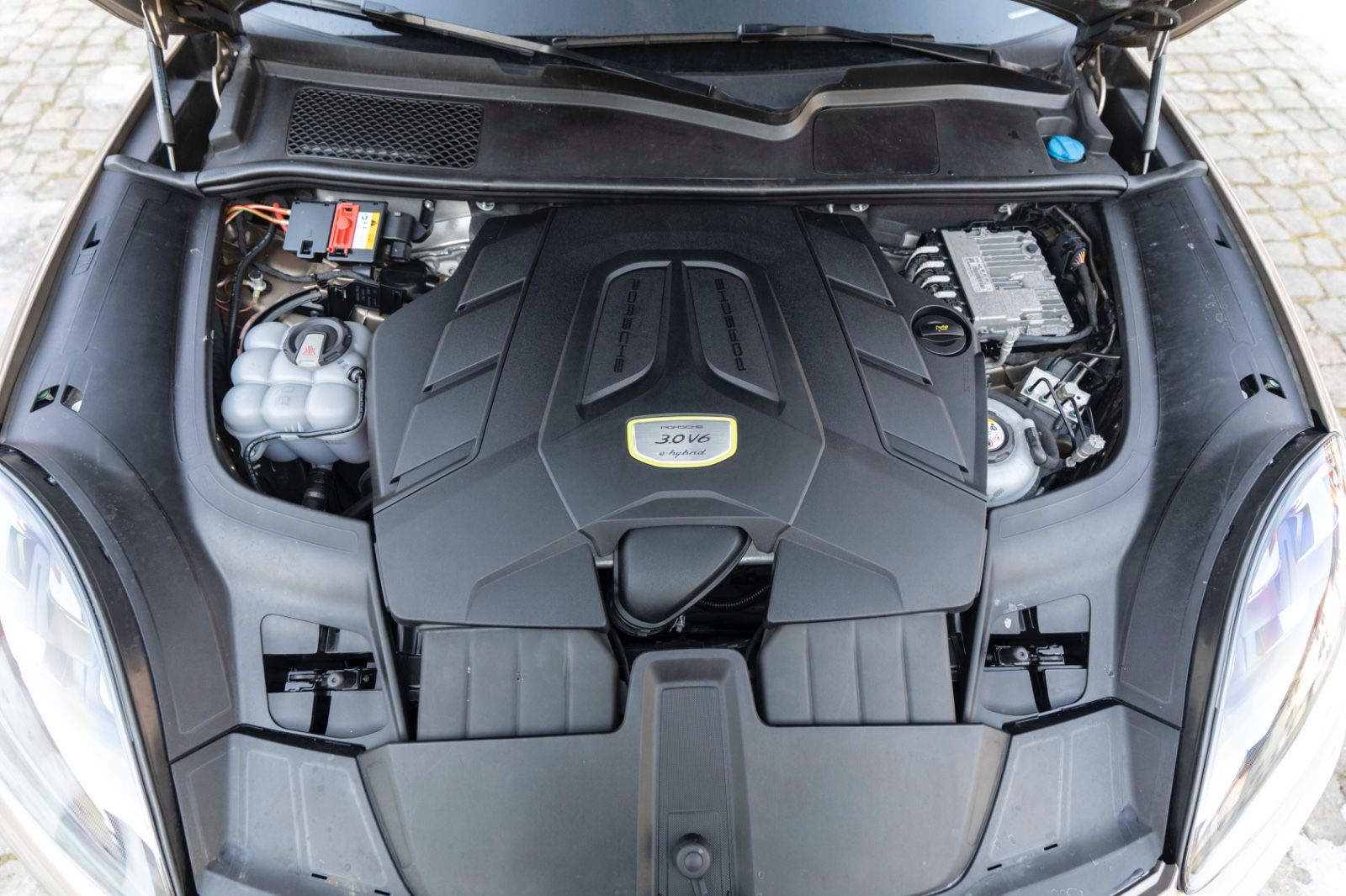 Fahrzeugabbildung Porsche Cayenne E-Hybrid SPORT-CHRONO BURMESTER 360° LED