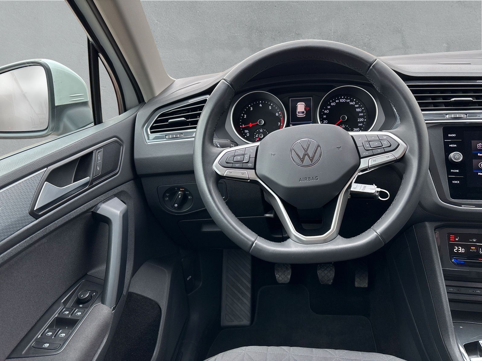 Fahrzeugabbildung Volkswagen Tiguan Life 1.5 TSI RFK Matrix-LED