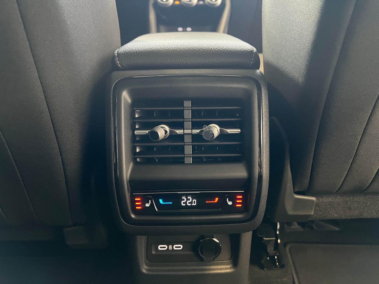 Fahrzeugabbildung SKODA Kodiaq Selection 2.0 TDI DSG 4x4 *AHK, 7 Sitze,