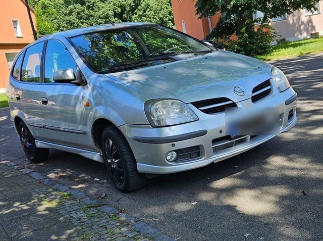 Nissan Almera mit Rückfahrkamera