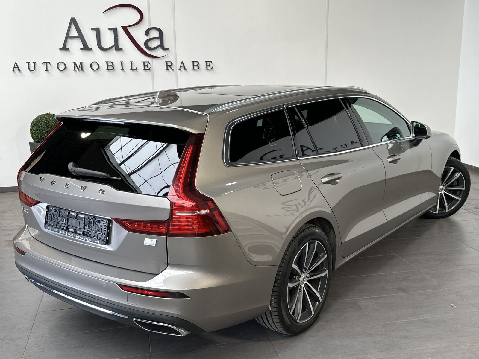 Fahrzeugabbildung Volvo V60 Inscription Hybrid AWD NAV+LED+PANO+AHK+H&K