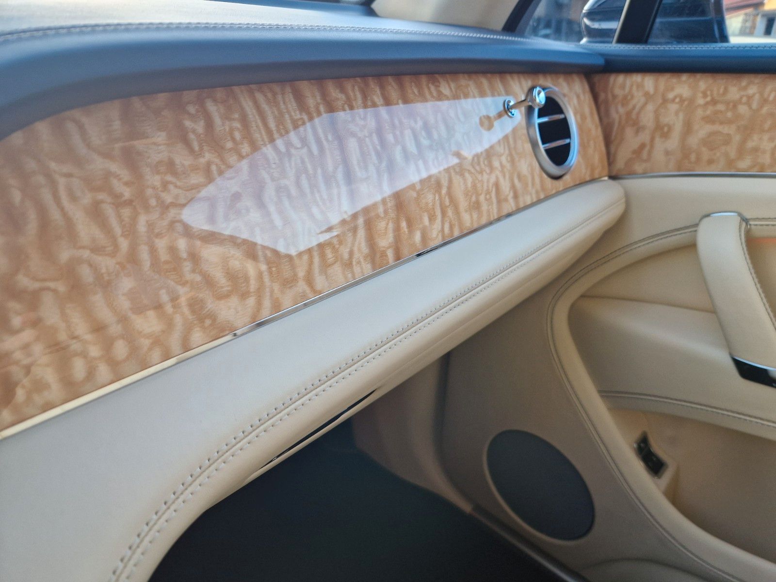 Fahrzeugabbildung Bentley Bentayga V8 Diesel*Massage*AHK*Schiebedach*VOLL