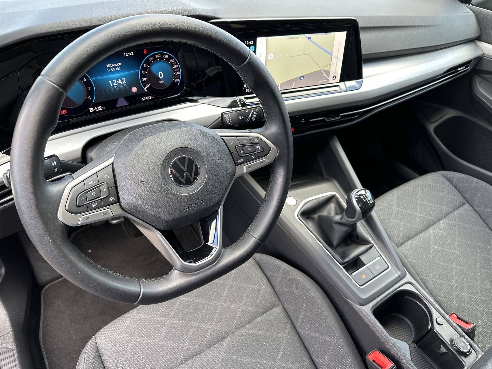 Fahrzeugabbildung Volkswagen Golf 1.5 TSI Life NAV+LED+CARPLAY+V-COCK+ACC+1HD