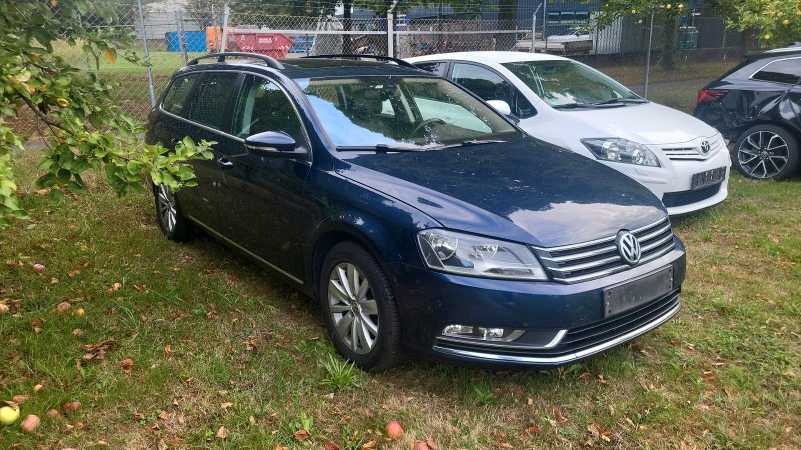Volkswagen Passat 2011 — rear view