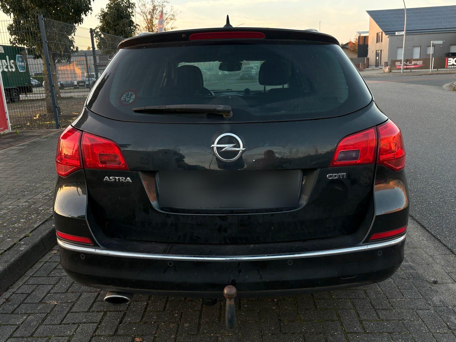 Opel Astra 2013 — салон
