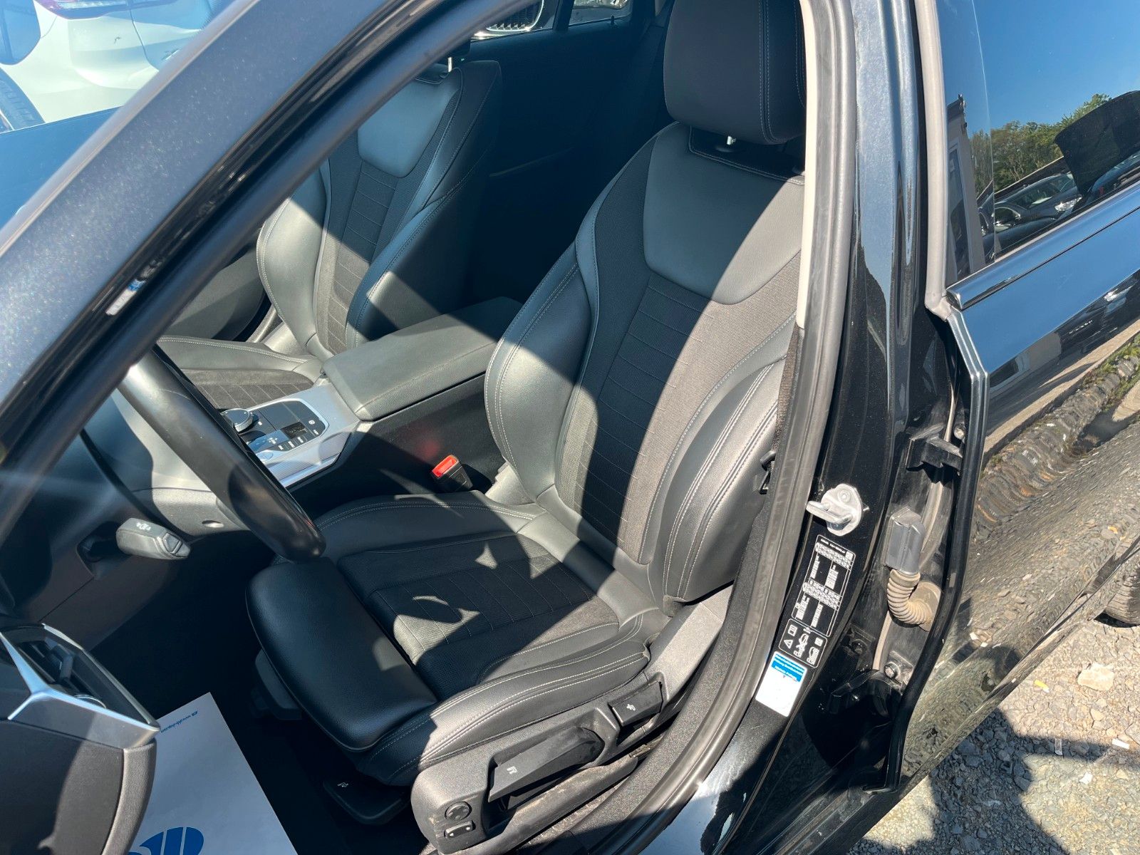 Fahrzeugabbildung BMW 320d xDrive Aut. SPORT LINE Navi LED AHK M Lenkr