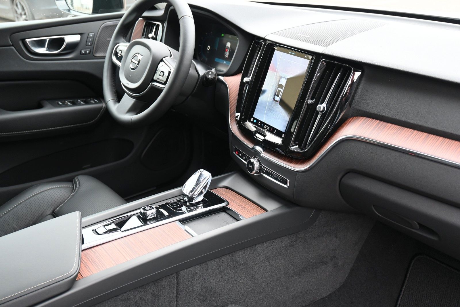 Fahrzeugabbildung Volvo XC60 B4 D Autom. Plus Dark*STDHZG*360°*H&K*ACC