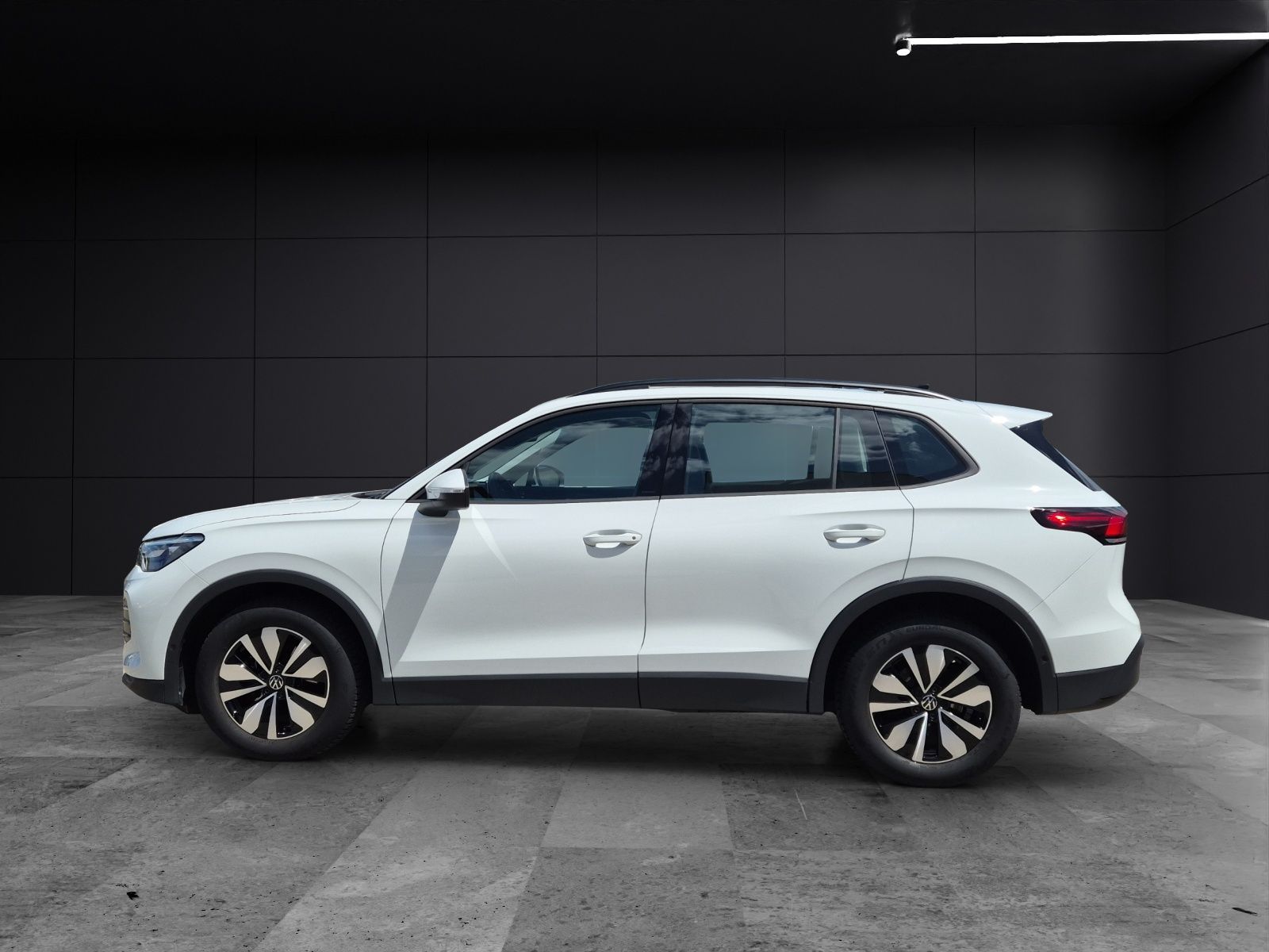 Fahrzeugabbildung Volkswagen Tiguan eTSI Life DSG LED AHK Navi AID ACC RFK SH