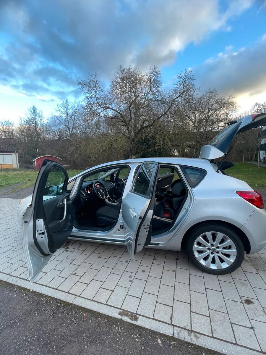 Opel Astra 2010 — photo 13