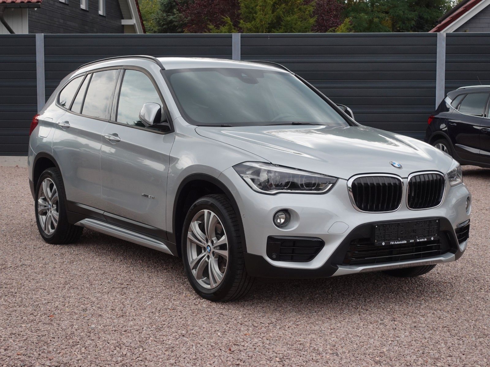 Fahrzeugabbildung BMW X1 xDrive20i A Sport Line I.Hd/AHK/LED/HeadUp/18