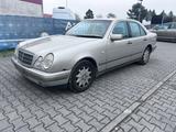 Mercedes-Benz E 300 Turbodiesel LimousineAut. Xenon1Hand Klima - Mercedes-Benz E 300 Turbo mit Diesel-Antrieb