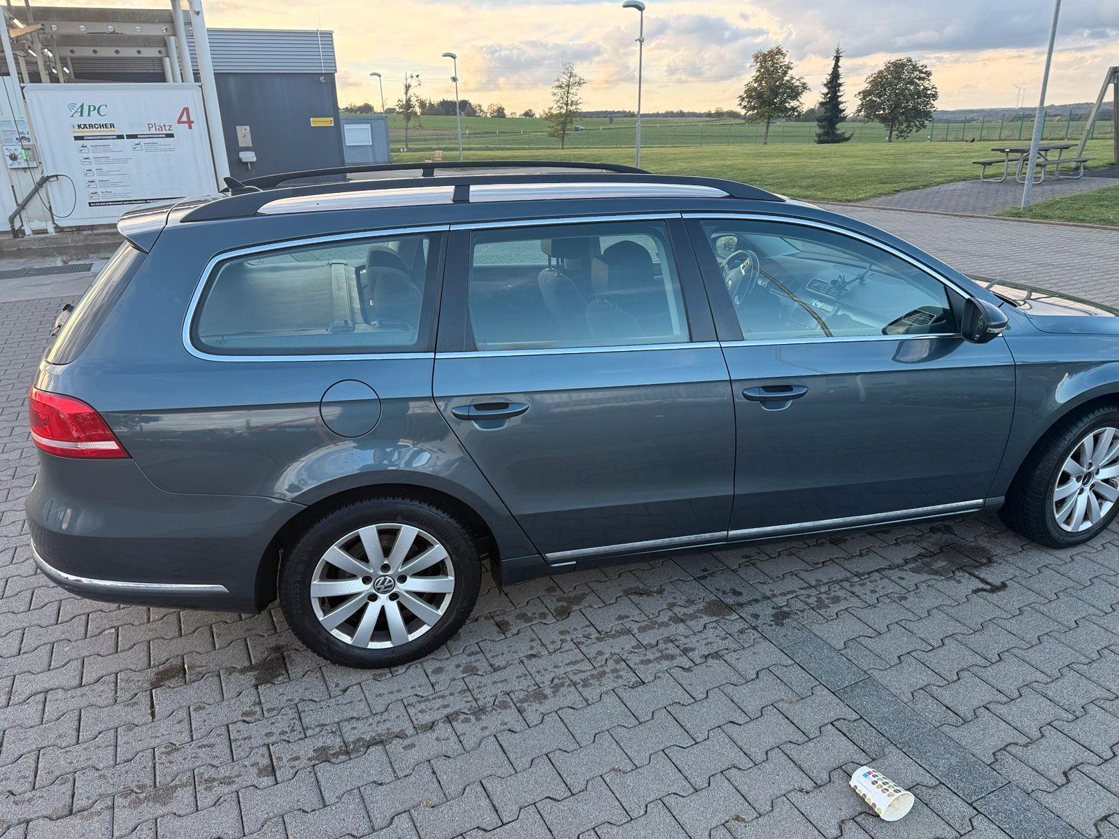 Volkswagen Passat 2011 — rear view