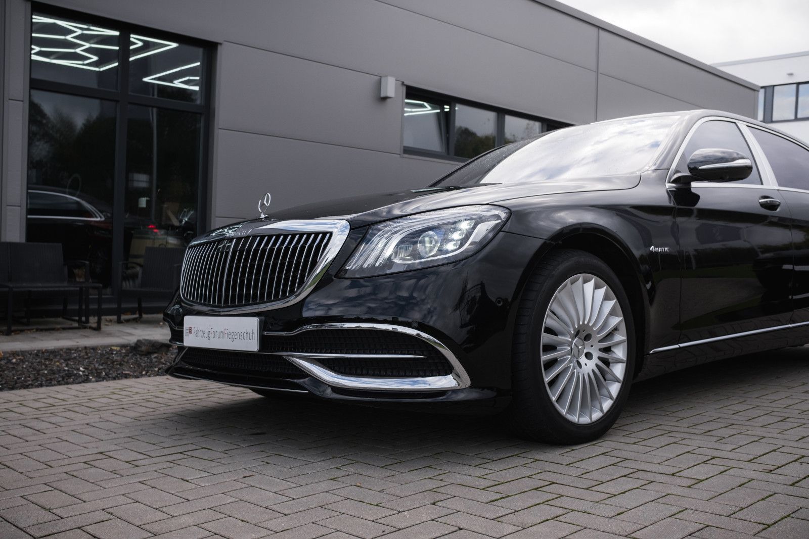 Fahrzeugabbildung Mercedes-Benz S 560 S  Maybach 4Matic-Park-Paket-Burmester