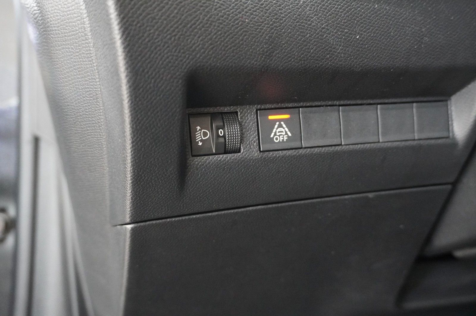 Fahrzeugabbildung Peugeot 208 1.2 ACTIVE PACK NAVI/LED/SPORT/PDC/TEMP./ASS