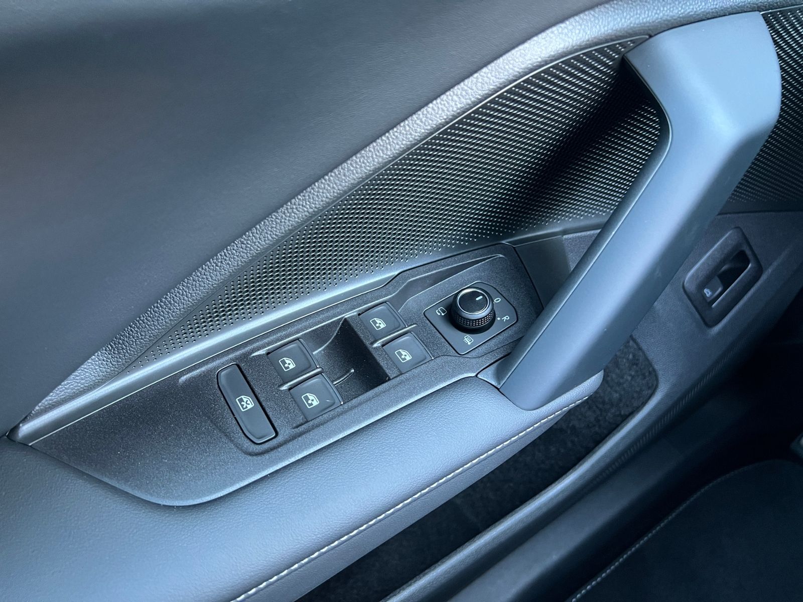 Fahrzeugabbildung Volkswagen Tiguan R-Line 1.5 eTSI DSG *AHK, IQ.Light, DCC,