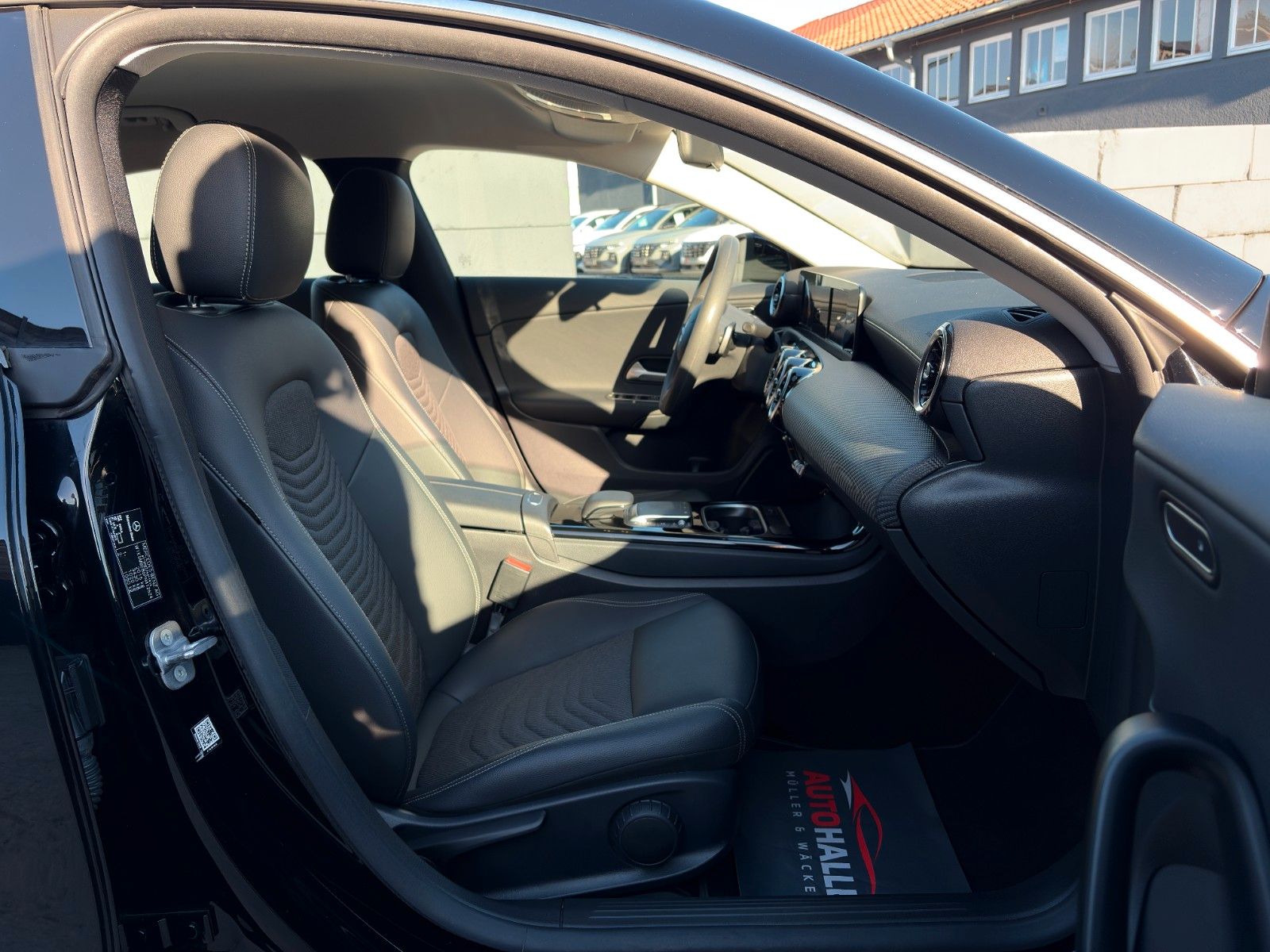 Fahrzeugabbildung Mercedes-Benz CLA 180 SB SHZ LKA MBUX CarPlay TEMP KLIMA Navi