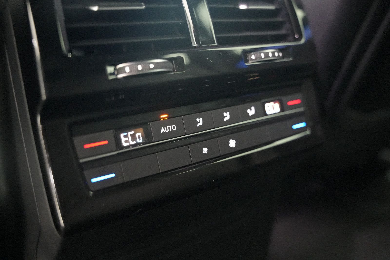 Fahrzeugabbildung Volkswagen Touareg SPORT/ 4Motion/VIRTUAL/AMBIENT/360''KAM