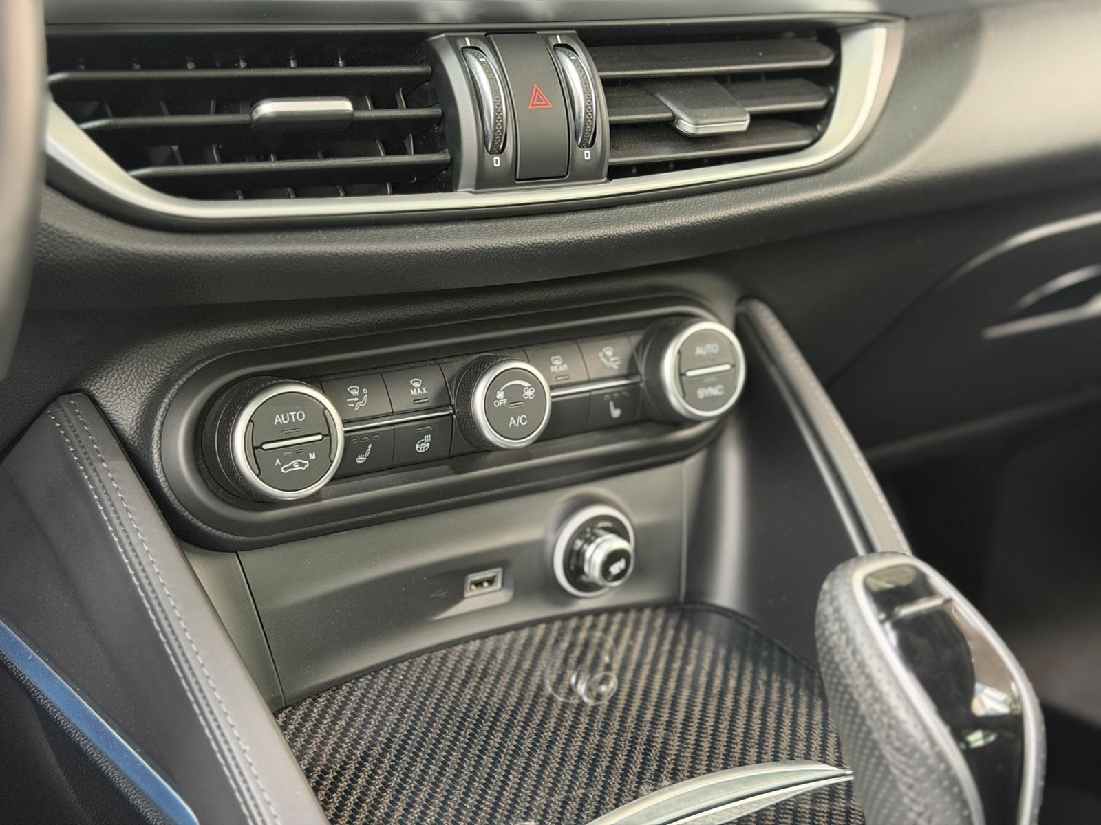 Fahrzeugabbildung Alfa Romeo Stelvio Veloce Ti Q4 H/K BI-XEN NAV RFK 21"