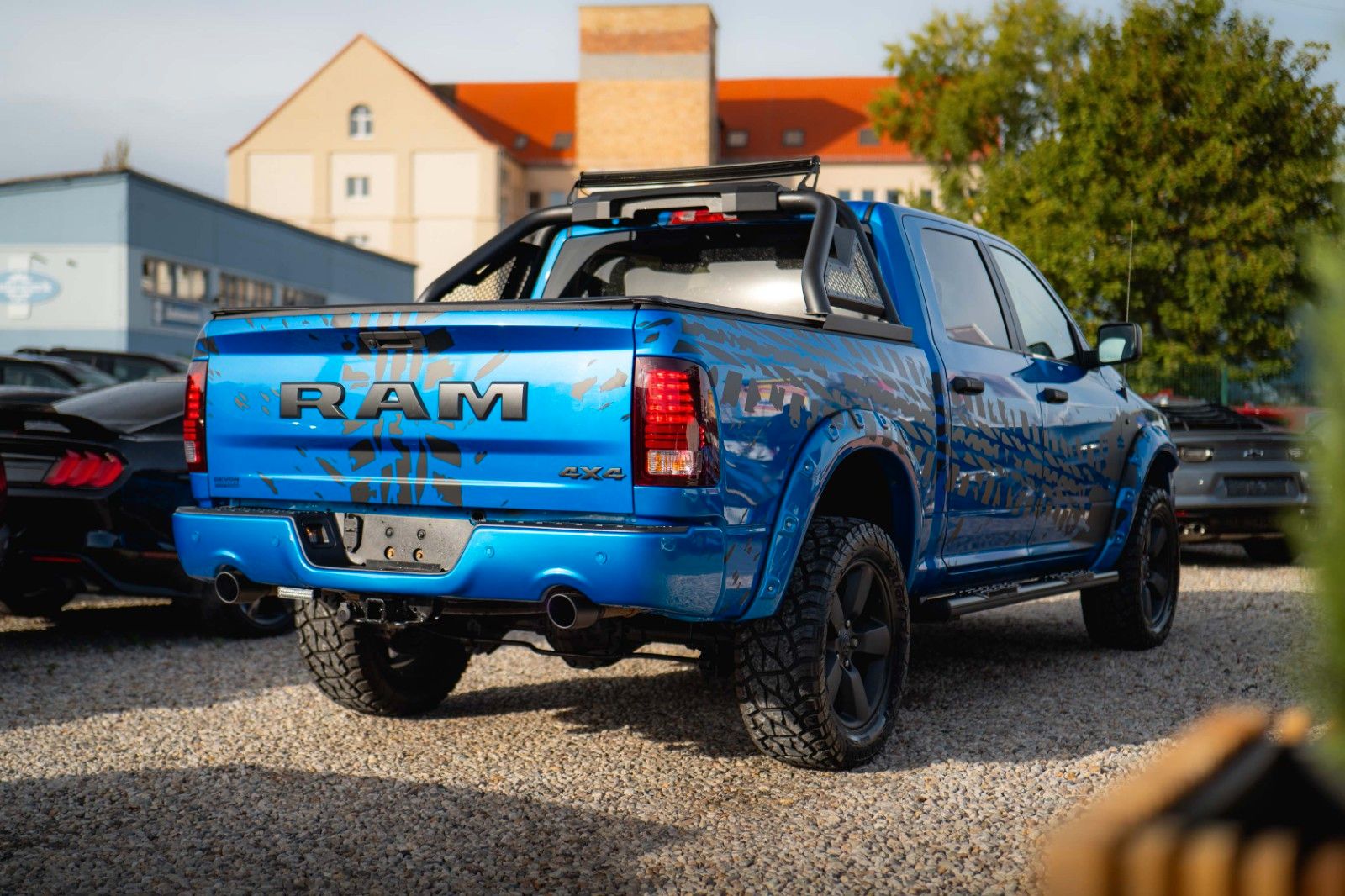 Fahrzeugabbildung Dodge RAM 5.7 V8 HEMI 4x4 OFFROAD Night-Paket *LED*
