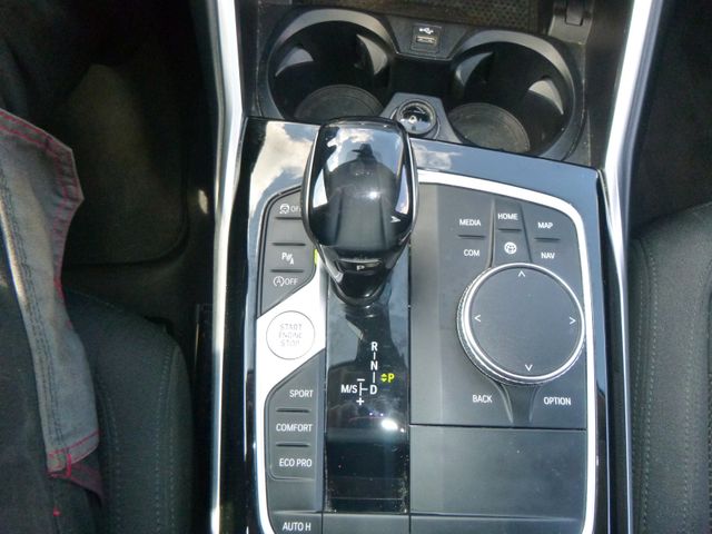 Fahrzeugabbildung BMW 320 i Touring >AUT/AHK/NAV/LED-Licht/PDC<