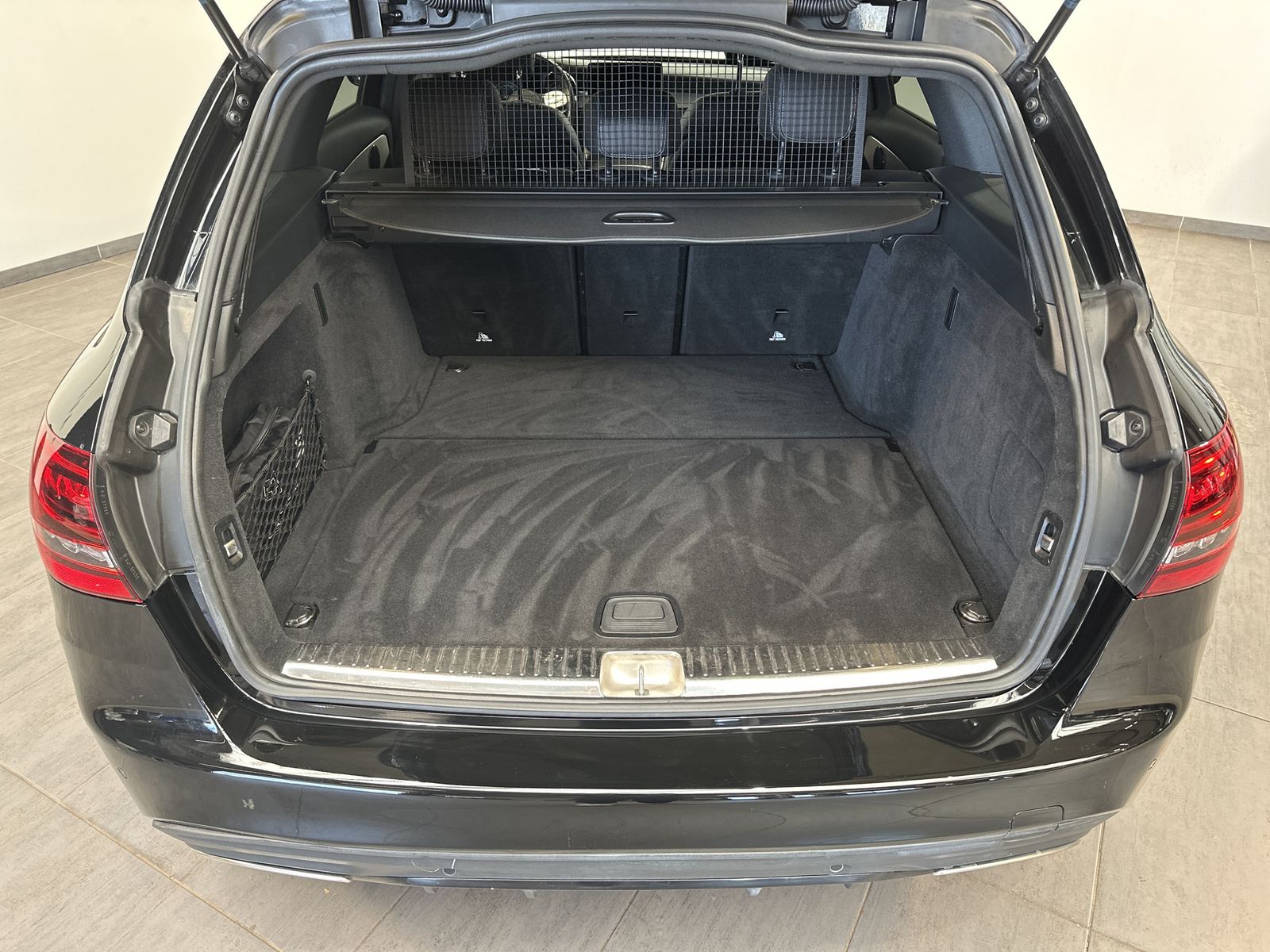 Fahrzeugabbildung Mercedes-Benz C 300 T AMG-Line NAV+LED+CARPLAY+KAMERA+19ZOLL