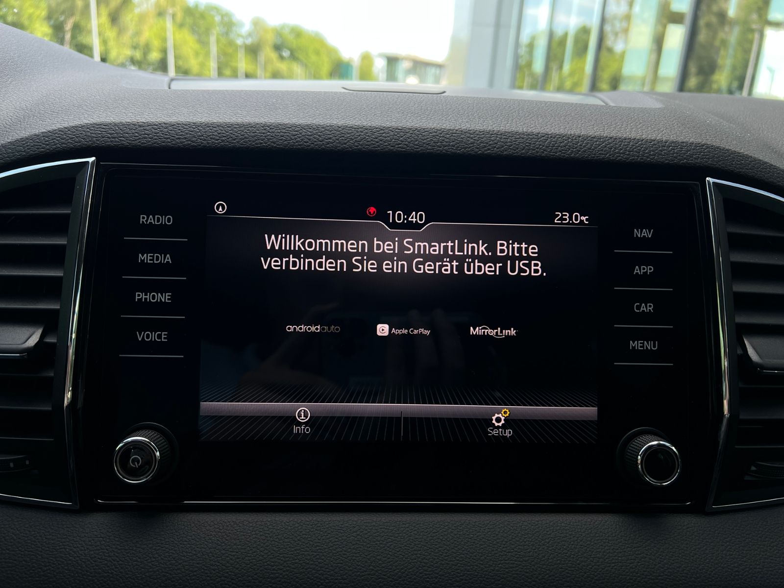 Fahrzeugabbildung SKODA Karoq Style 1.5 TSI ACT DSG *AHK,LED,Navi,18''-L
