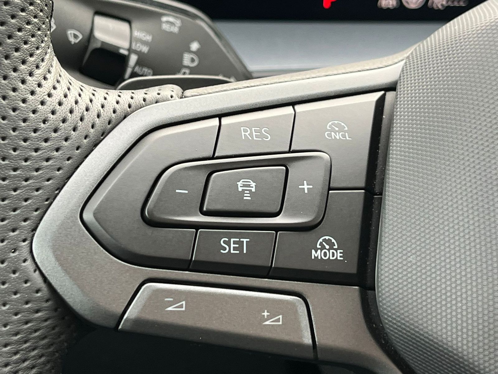 Fahrzeugabbildung Volkswagen Tayron 2.0 TDI 4M R-Line 7S*IQ-L.*LEDER*PANO*HUD