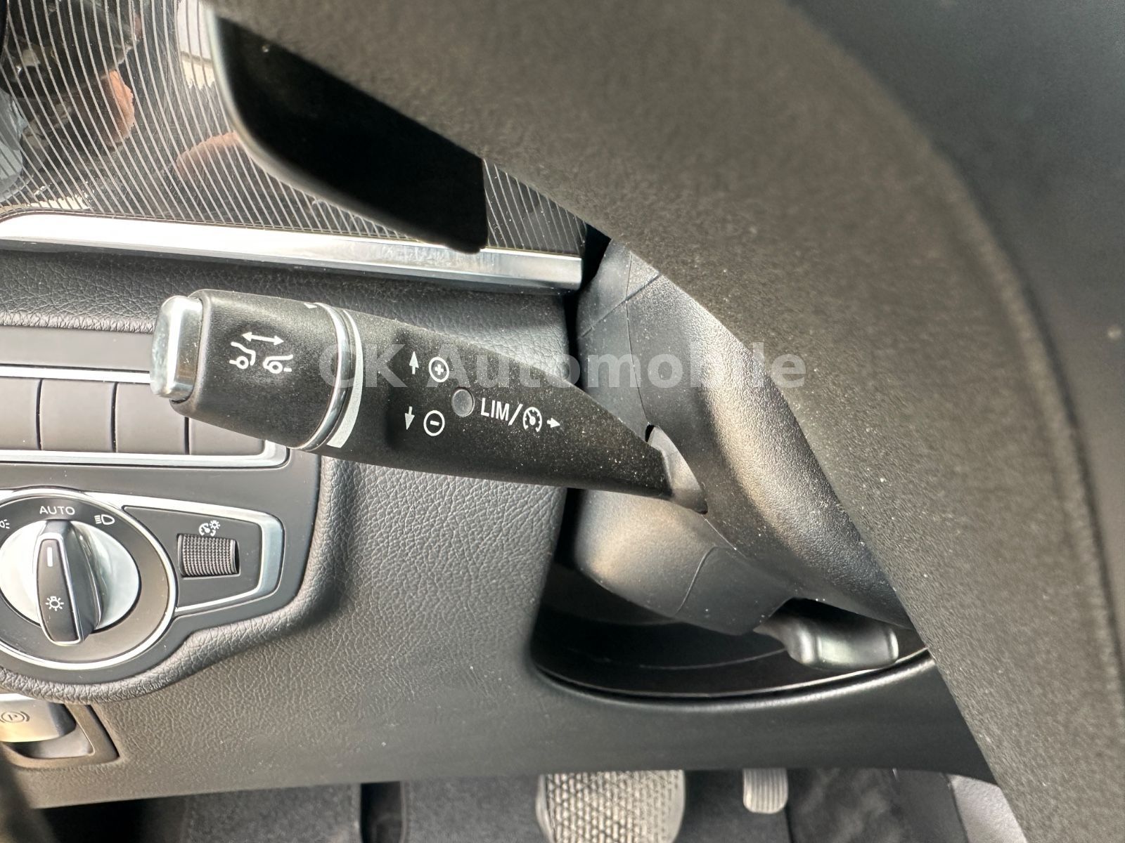 Fahrzeugabbildung Mercedes-Benz V300d EDITION 4Matic AMG-Line/7 Sitze/Pano/LED