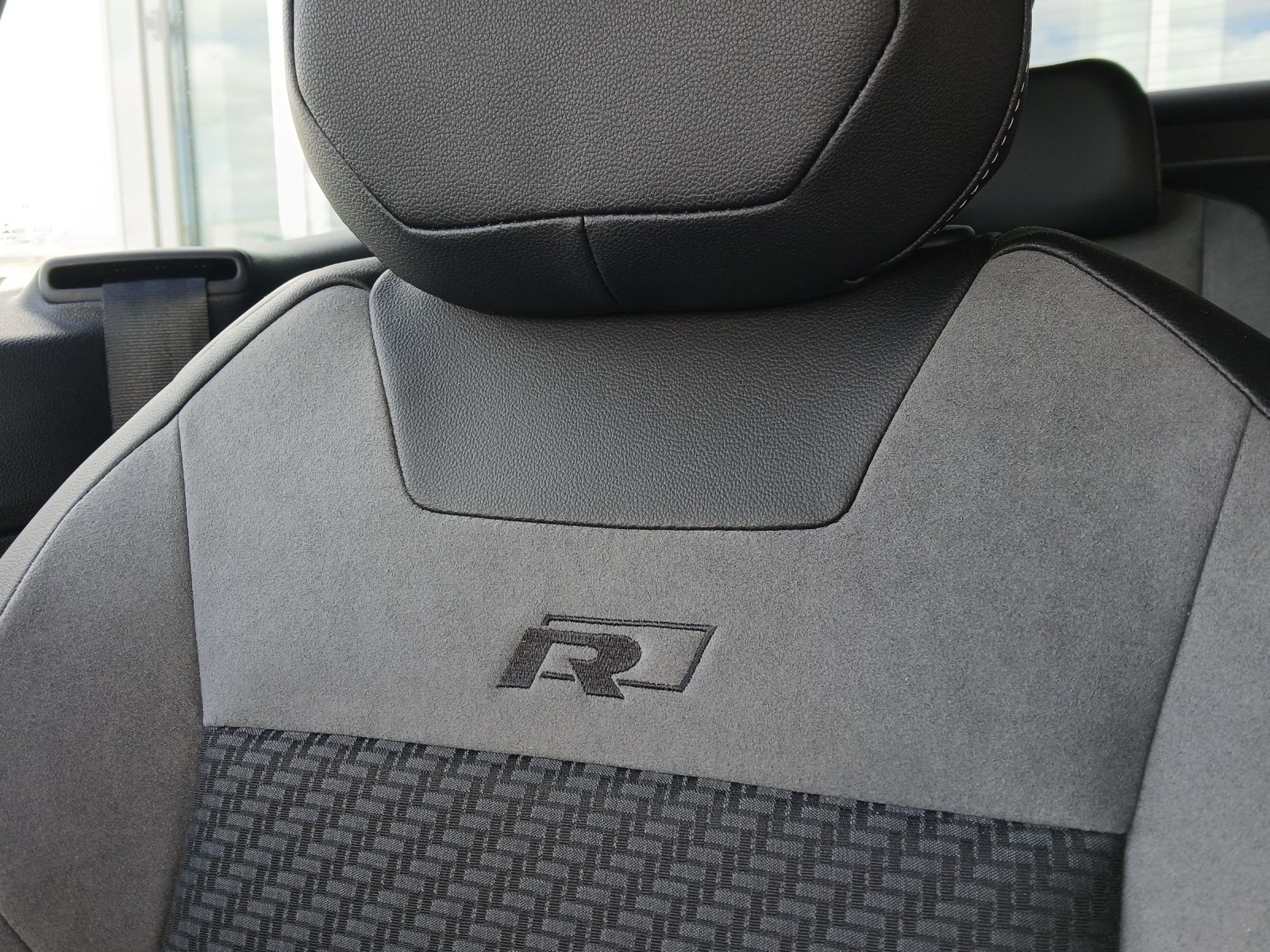 Fahrzeugabbildung Volkswagen T-Roc Cabriolet TSI R-line DSG LED AHK Navi ACC