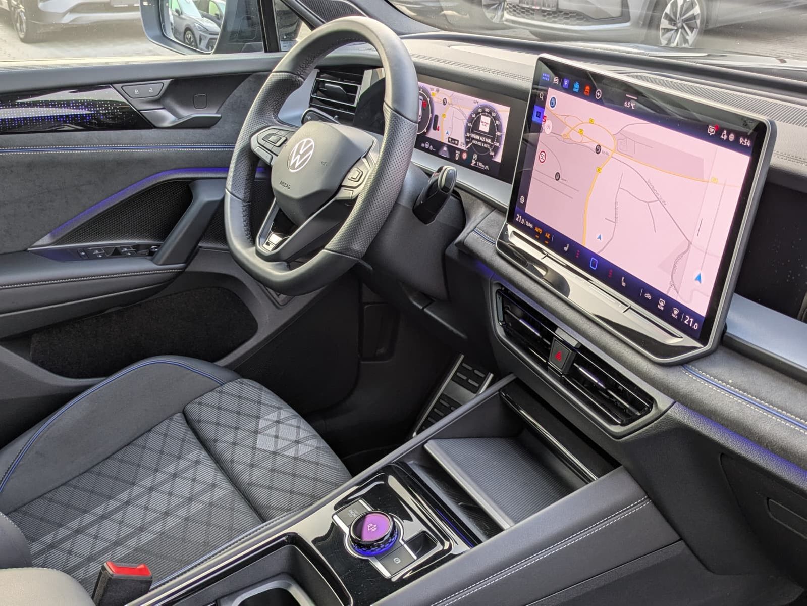 Fahrzeugabbildung Volkswagen Tayron 2.0 TDI 4M R-Line BLACK*7Si*MATRIX*PANO