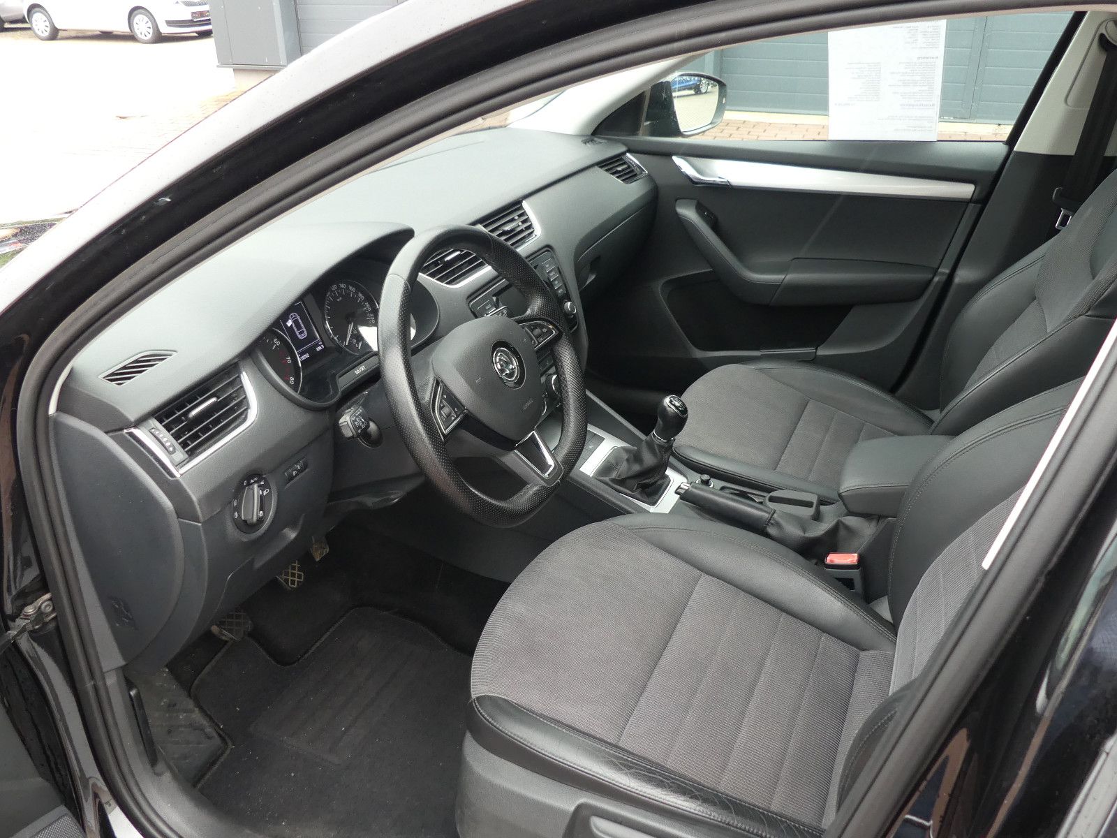Fahrzeugabbildung SKODA Octavia Combi Elegance 1,4 TSI