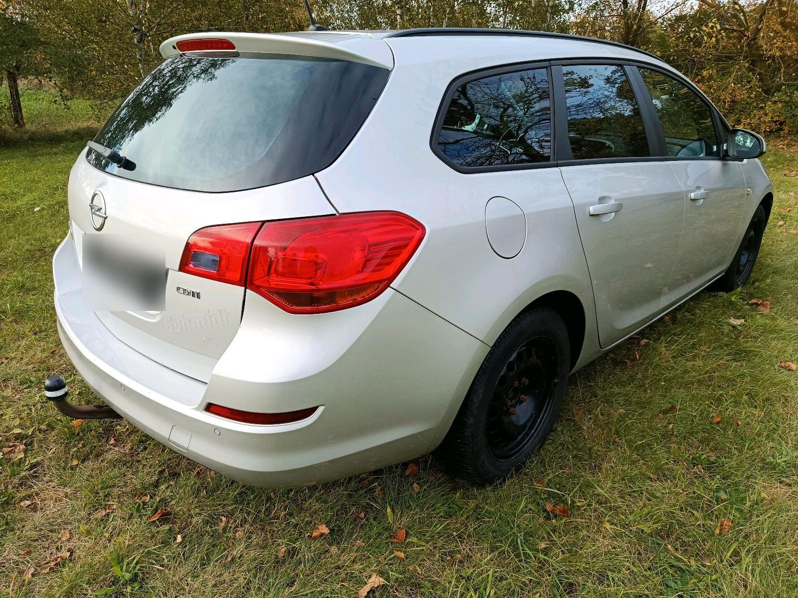 Opel Astra 2012 — interior