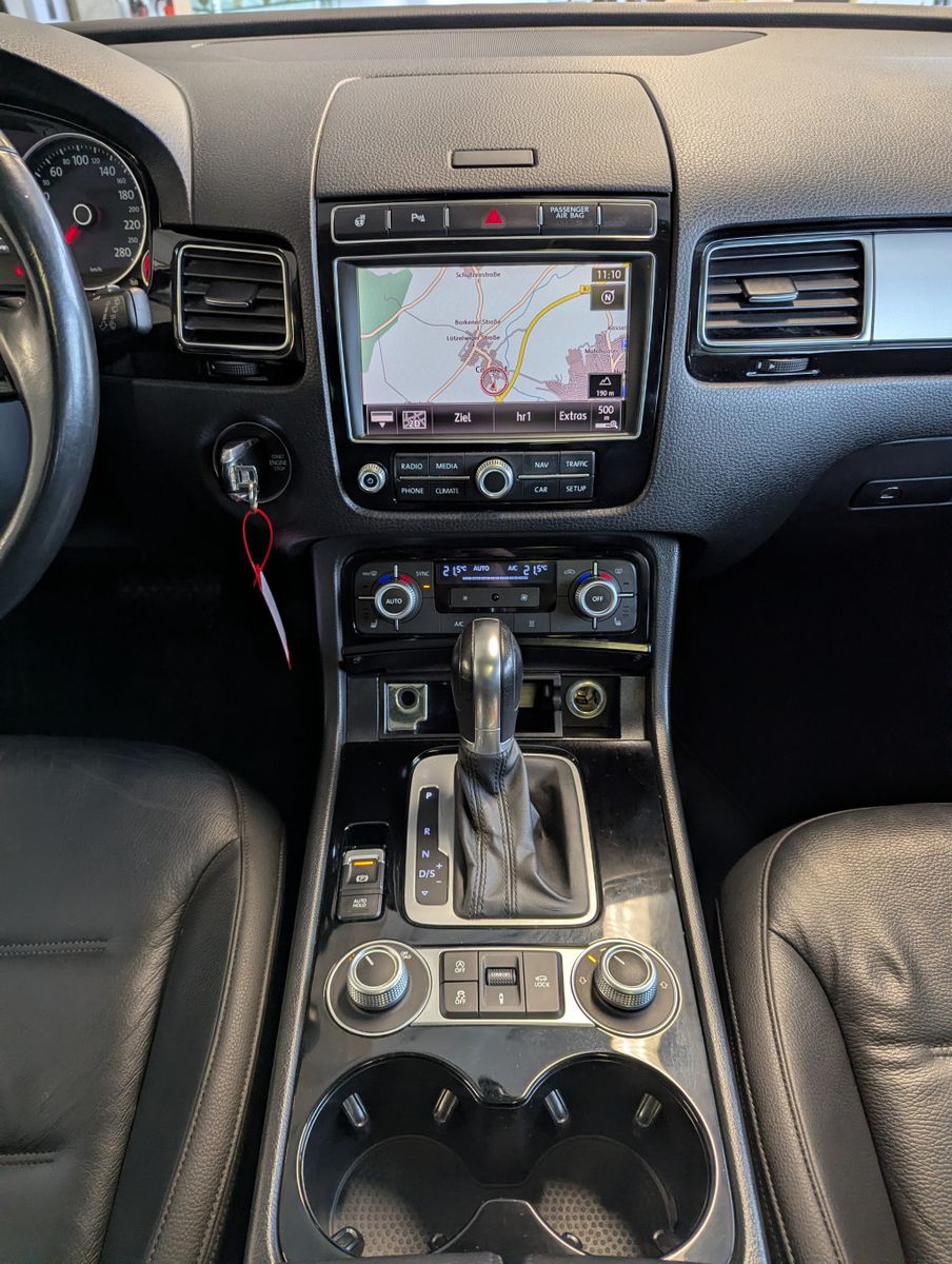 VW Touareg V6 TDI Terrain 4M StHz. Luft Pano AHK - Image 22