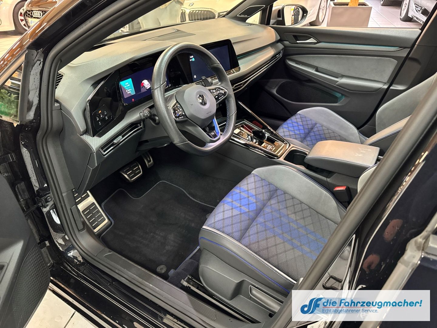 Fahrzeugabbildung Volkswagen Golf VIII Variant R Line 4Motion HUD AD AHK-klap