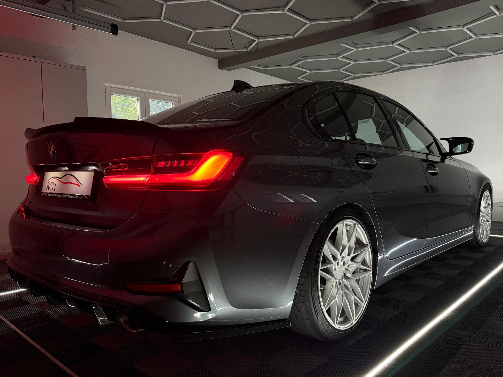 Fahrzeugabbildung BMW 330i LIMOUSINE/SPORT/LIVE COC/HiFi/AMBIENTE/H&R